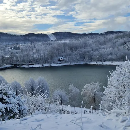 Fuzine Lake Apartments 퓨지네